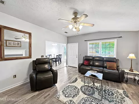 Living - 131 Appleridge Dr, Brandon, MS 39047 photo 2 of 4