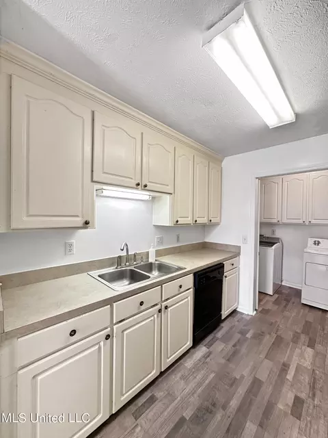 Kitchen - 131 Appleridge Dr, Brandon, MS 39047 photo 1 of 3