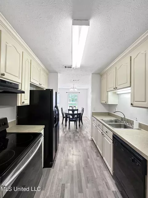 Kitchen - 131 Appleridge Dr, Brandon, MS 39047 photo 3 of 3