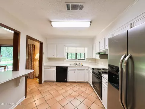 Kitchen - 242 Lancaster Ct, Brandon, MS 39047 photo 2 of 2