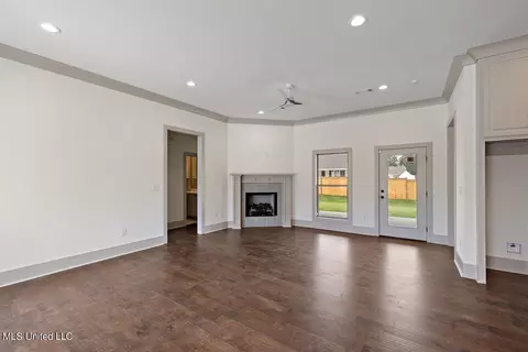 Living - 110 Springs Xing, Madison, MS 39110 photo 2 of 3
