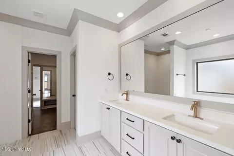 Bath - 110 Springs Xing, Madison, MS 39110 photo 1 of 4