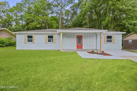 2853 W Park Dr, Gautier, MS 39553