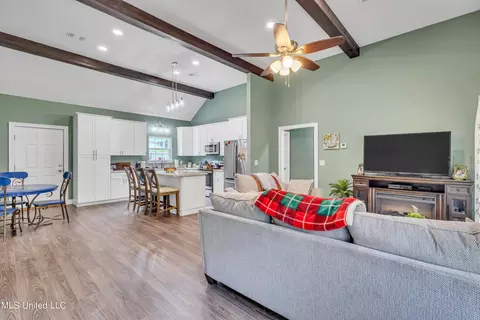 Entry Way - 515 W Border Ave, Wiggins, MS 39577 photo 1 of 2
