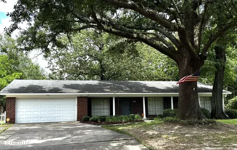 2752 Briarwood Cir, Moss Point, MS 39563