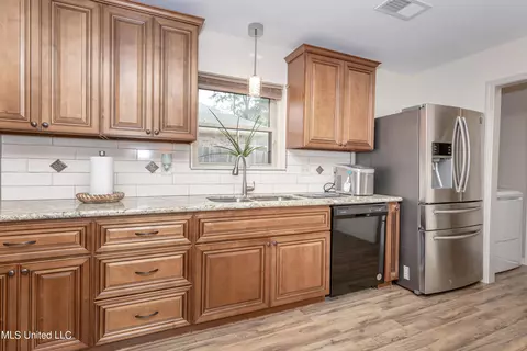 Kitchen - 8822 Oio Pl, Diamondhead, MS 39525 photo 5 of 6