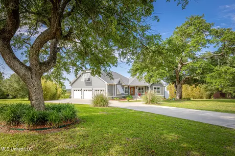 8105 Clamshell Ave, Ocean Springs, MS 39564
