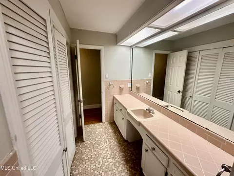 Bath - 1820 Ridgeover Pl, Jackson, MS 39211 photo 5 of 5