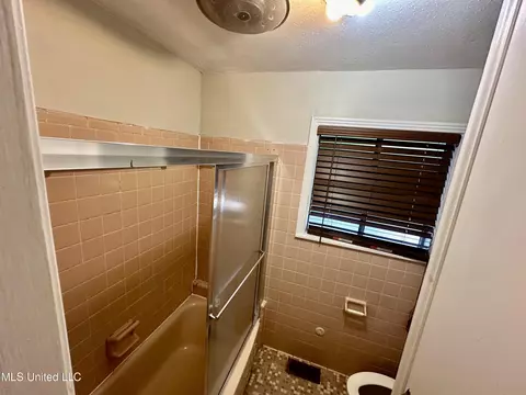 Bath - 1820 Ridgeover Pl, Jackson, MS 39211 photo 4 of 5