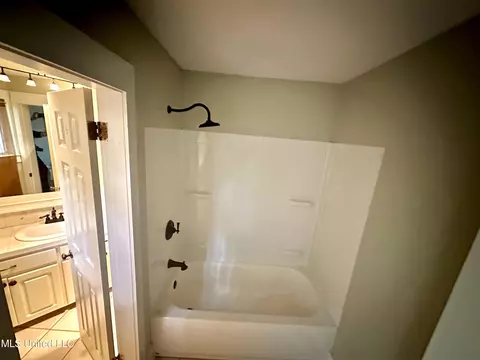 Bath - 1820 Ridgeover Pl, Jackson, MS 39211 photo 3 of 5
