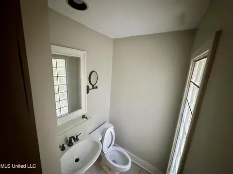 Bath - 1820 Ridgeover Pl, Jackson, MS 39211 photo 2 of 5