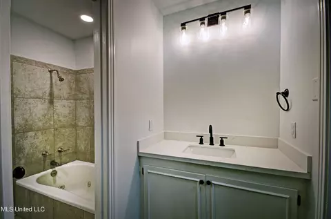 Bath - 1384 Riverwood Dr, Jackson, MS 39211 photo 3 of 3