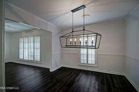 Dining - 1384 Riverwood Dr, Jackson, MS 39211 photo 2 of 3