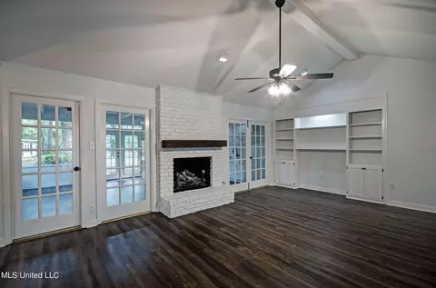 Living - 1384 Riverwood Dr, Jackson, MS 39211 photo 3 of 6