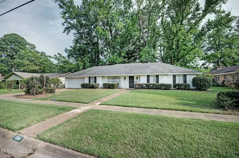 1384 Riverwood Dr, Jackson, MS 39211