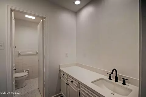 Bath - 1384 Riverwood Dr, Jackson, MS 39211 photo 1 of 3