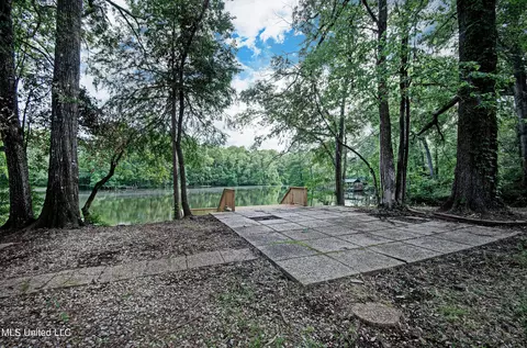 Exterior - 1384 Riverwood Dr, Jackson, MS 39211 photo 5 of 7