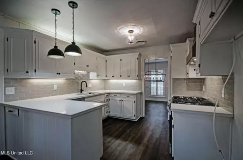 Kitchen - 1384 Riverwood Dr, Jackson, MS 39211 photo 1 of 2
