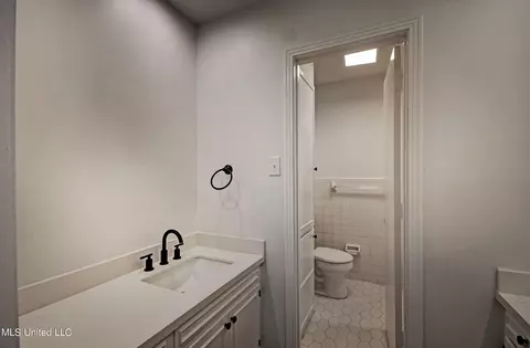 Bath - 1384 Riverwood Dr, Jackson, MS 39211 photo 2 of 3