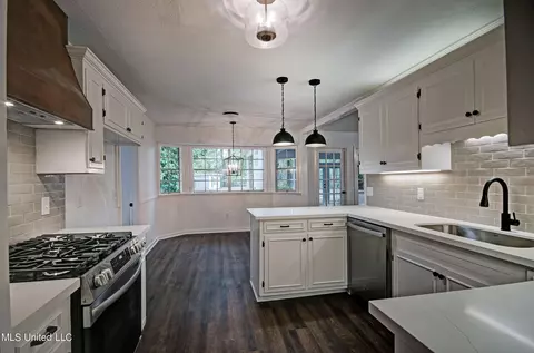 Kitchen - 1384 Riverwood Dr, Jackson, MS 39211 photo 2 of 2