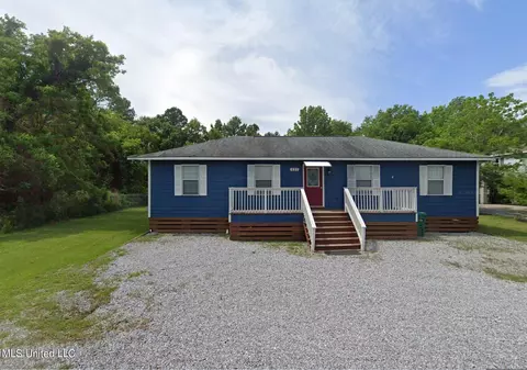 127 Favre St, Waveland, MS 39576