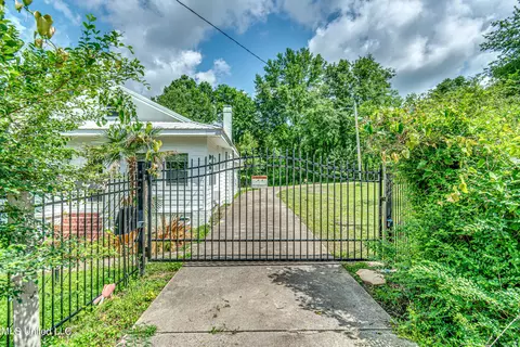 307 Front St, Edwards, MS 39066