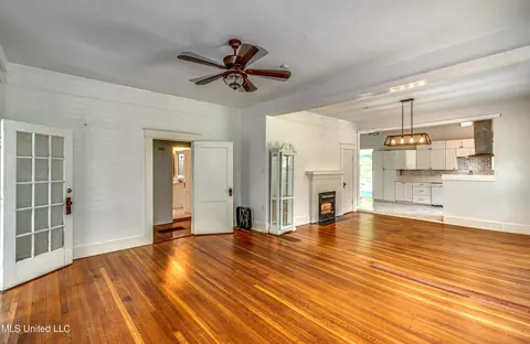 Living - 307 Front St, Edwards, MS 39066 photo 4 of 6