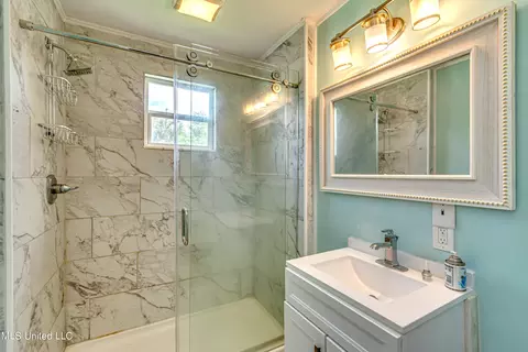 Bath - 307 Front St, Edwards, MS 39066 photo 5 of 5