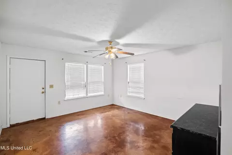 Living - 34 Garden Cir, Jackson, MS 39209 photo 1 of 2