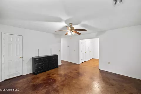 Living - 34 Garden Cir, Jackson, MS 39209 photo 2 of 2