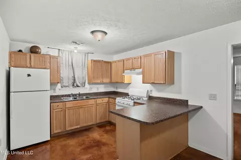 Kitchen - 34 Garden Cir, Jackson, MS 39209 photo 2 of 2