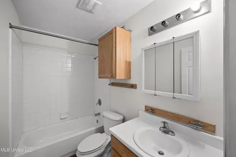 Bath - 34 Garden Cir, Jackson, MS 39209 photo 2 of 2