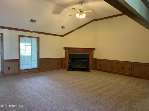 Living - 6705 Craft Rd, Olive Branch, MS 38654 photo 1 of 2