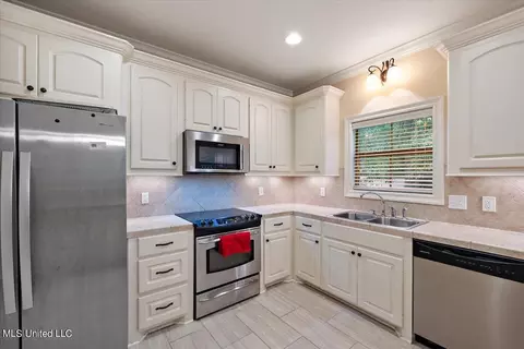 Kitchen - 126 W Pinebrook Dr, Brandon, MS 39047 photo 3 of 3