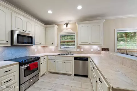Kitchen - 126 W Pinebrook Dr, Brandon, MS 39047 photo 2 of 3