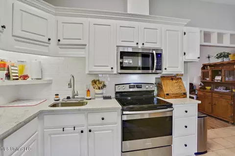 Kitchen - 260 August Dr, Brandon, MS 39042 photo 2 of 3