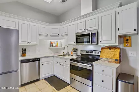 Kitchen - 260 August Dr, Brandon, MS 39042 photo 3 of 3