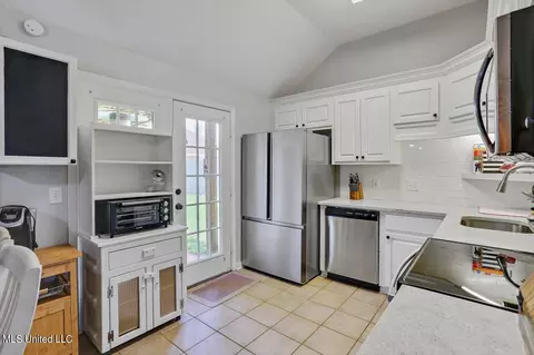 Kitchen - 260 August Dr, Brandon, MS 39042 photo 1 of 3