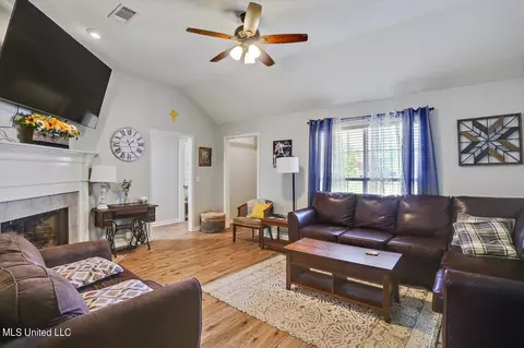 Living - 260 August Dr, Brandon, MS 39042 photo 2 of 2