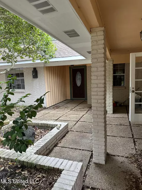 913 N Shore Dr, Biloxi, MS 39532