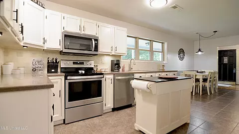 Kitchen - 343 Dixie Hill Rd, Hernando, MS 38632 photo 2 of 2