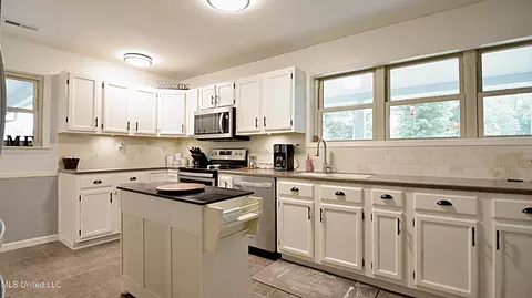 Kitchen - 343 Dixie Hill Rd, Hernando, MS 38632 photo 1 of 2