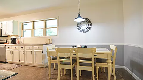 Dining - 343 Dixie Hill Rd, Hernando, MS 38632 photo 2 of 3
