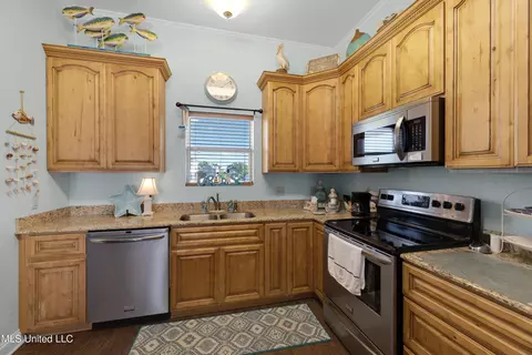 Kitchen - 800 W Beach Blvd, Long Beach, MS 39560 photo 2 of 3