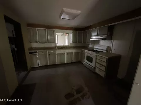 Kitchen - 239 Burnham Rd, Brandon, MS 39042 photo 2 of 2