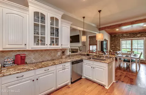 Kitchen - 110 Grayhawk Dr, Madison, MS 39110 photo 4 of 8