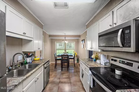 Kitchen - 20 Crosswoods, Brandon, MS 39042 photo 1 of 1