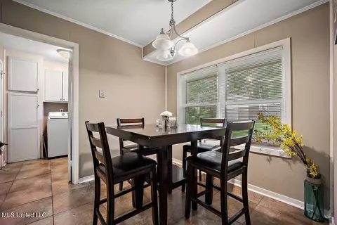 Dining - 20 Crosswoods, Brandon, MS 39042 photo 2 of 2