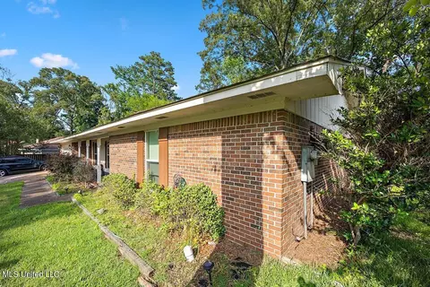Exterior - 20 Crosswoods, Brandon, MS 39042 photo 2 of 3