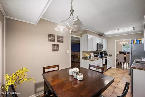 Dining - 20 Crosswoods, Brandon, MS 39042 photo 1 of 2